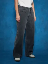 Jean Lerna Straight de corte recto, color negro con efecto lavado acid wash y tiro medio.