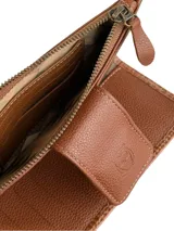 Billetera porta celular de cuero color marrón, con textura combinada de efecto croco y cuero liso. Cuenta con cierre principal y bolsillo frontal con solapa y broche magnético.
