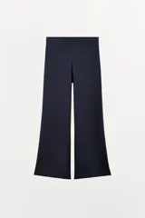 Pantalón de vestir azul marino, tiro alto, con cintura elástica y pernera recta ancha.