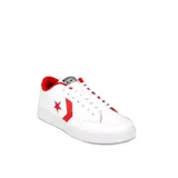Championes Converse Star Court OX unisex, color blanco con detalles en rojo, confeccionados en cuero sintético con logo de estrella y chevron en el lateral.