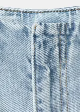 Jeans balloon de tiro medio en color celeste claro, confeccionados en algodón 100%. Presentan diseño largo con costuras frontales destacadas, trabillas, cuatro bolsillos y cierre frontal con gancho y cremallera.
