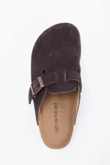 Zueco de cuero vacuno en color marrón oscuro, con diseño de punta cerrada, ajuste mediante hebilla metálica lateral y suela de corcho con base de goma.