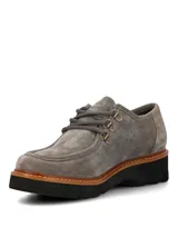 Zapato acordonado Hush Puppies modelo Renovo, confeccionado en descarne color gris. Presenta un diseño robusto con suela gruesa de EVA, costuras visibles en el borde y ojales metálicos para los cordones.