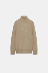 Jersey de punto confeccionado en lana, con cuello subido y manga larga, de diseño clásico y tacto suave.