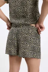 Short fluido de viscosa con estampado animal print en tonos verdes y negros, con cintura elastizada.