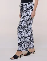 Pantalón estampado de caída fluida y calce relajado, con cintura alta elastizada y cordón ajustable con punteras metálicas, corte ancho tipo cropped.