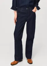 Jeans tiro medio de corte recto y diseño largo, confeccionados en tejido denim de algodón. Cuentan con cierre delantero de cremallera y botón, trabillas para cinturón, bolsillos delanteros y bolsillos de parche en la parte posterior, con costura del bajo ancha.