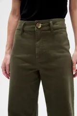 Pantalón jean de corte ancho, tiro alto y diseño recto.