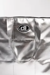 Bolso tipo shopper acolchado color negro, con diseño de cuadrícula. Posee dos asas de hombro y un parche ovalado con un logo estilizado en el frente.