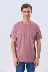 Remera lisa de manga corta y cuello redondo, color gris oscuro, de calce cómodo con pequeño logo bordado en el pecho.