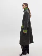 Trench oversize de lana a cuadros con cuello, puños y bolsillos de pana verde.