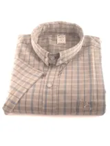 Camisa de manga corta a cuadros color azul y beige, con cuello abotonado y bolsillo en el pecho con logo bordado.