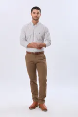 Pantalón de gabardina azul marino de corte slim fit y tiro medio, con bolsillos traseros ojalados con botón y presillas para cinturón.