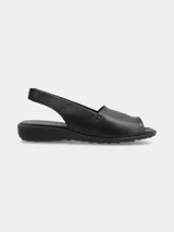 Sandalia de cuero color negro, de diseño boca de pescado con tira ajustable en el talón y suela flexible con sutil plataforma.
