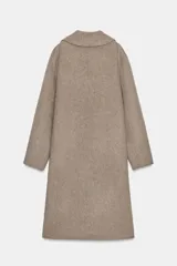 Abrigo largo cruzado color gris oscuro, confeccionado con lana. Presenta cuello solapa, manga larga, bolsillos delanteros de plastrón y cierre frontal con botones.