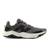 Championes de trail running New Balance DynaSoft Nitrel v6, color gris con detalles en negro y amarillo.