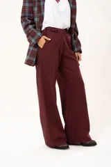 Pantalón de vestir color bordó, de corte recto y tiro alto, con bolsillos laterales y cierre frontal con botón.