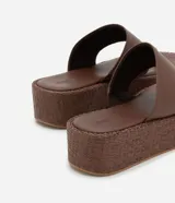 Sandalia femenina tipo ojota, color marrón, con plataforma mediana y suela en rafia.