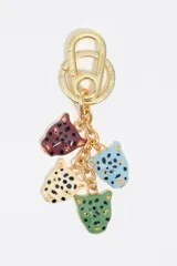 Llavero metálico con cadena dorada y cuatro dijes esmaltados en forma de cabeza de pantera con estampado de manchas, en colores burdeos, crema, celeste y verde.