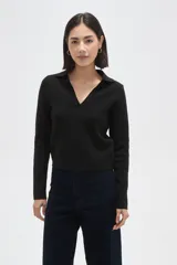 Sweater de punto negro con cuello polo y escote en V, de manga larga y corte recto.
