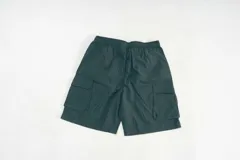 Bermuda negra confeccionada en nylon liviano, con cintura elastizada con cordón, bolsillos laterales y bolsillos cargo de perfil limpio.