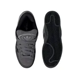 Championes Adidas Campus ST de color gris con franjas negras, diseño inspirado en la estética urbana de los años 90 y 2000, exterior de cuero con refuerzos de gamuza y suela de caucho resistente.