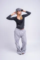 Pantalón cargo color beige, de corte ancho y tiro alto, con bolsillos laterales con solapa y cintura elástica.