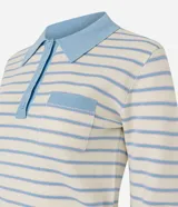 Blusa de punto a rayas horizontales celestes y blancas, con cuello polo celeste, cierre frontal con botones, bolsillo aplicado en el pecho y mangas largas.
