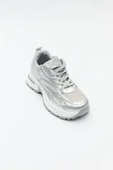 Zapatillas chunky color blanco y beige, con base robusta de 5,5 cm de altura.