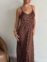 Vestido largo de jersey rib con estampado animal print en tonos blanco, negro y gris. Tiene tirantes finos y escote en V.