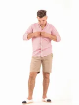 Bermuda de vestir color marrón óxido, con bolsillos laterales y traseros.