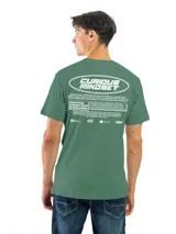 Remera de manga corta y cuello redondo, color gris oscuro o carbón, con un estampado circular blanco en el pecho que contiene texto y un logo.