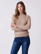 Buzo de tejido de punto color beige, con cuello alto y mangas largas. Presenta un diseño de calce ajustado con puños y ruedo acanalados.