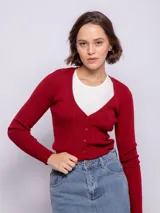 Cardigan de punto acanalado en color marrón, con escote en V, cierre frontal con botones a tono y mangas largas ajustadas.