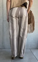 Jean de tiro medio con diseño de rayas verticales en tonos beige y marrón, corte recto y con elastano.