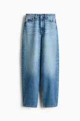 Jean barrel de tiro alto en denim de algodón rígido, con diseño curvo en las piernas y corte de cinco bolsillos.