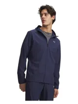Campera deportiva Under Armour con tecnología UA Storm que repele el agua. Presenta diseño con capucha, cierre frontal completo, bolsillos laterales con cremallera y puños elásticos. Incluye detalles reflectantes y ventilaciones para mayor transpirabilidad.