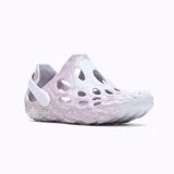 Sandalia tipo zueco acuático Merrell, con diseño ergonómico de espuma EVA inyectada y perforaciones para ventilación. Presenta un estampado marmolado en tonos rosado y blanco, con una tira trasera de ajuste en caucho translúcido.