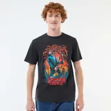 Remera negra de algodón con estampa frontal colorida inspirada en la serie Stranger Things, con diseño de personaje tocando la guitarra.