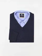 Sweater celeste de hilo con escote en V y logo bordado en el frente.