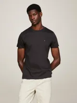 Remera negra de algodón elástico con corte slim fit, cuello redondo y logo de Tommy Hilfiger bordado en el pecho.