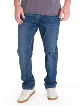 Jeans de denim azul con calce slim, diseño clásico de cinco bolsillos, cierre de cremallera y botón, y costuras en contraste.