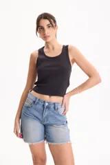 Musculosa de rib de algodón color negro, con escote redondo y calce ajustado.