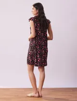 Camisón corto azul marino con estampado floral celeste, escote en V con puntilla blanca y botones.