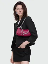 Cartera de hombro Marc Jacobs en color fucsia, confeccionada en cuero con diseño estructurado y logo grabado al frente. Presenta una correa de cadena metálica plateada decorada con charms colgantes en forma de estrella y alfiler de gancho.