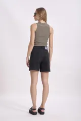 Bermuda de jean negra con tachas plateadas.