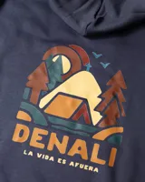 Hoodie de algodón color azul con capucha, cordones ajustables y bolsillo tipo canguro. Presenta un pequeño estampado en el pecho con el logo de la marca Denali y la frase 'Nacimos para algo'.