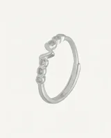 Anillo de plata 925 con diseño en zigzag y circonias incrustadas.