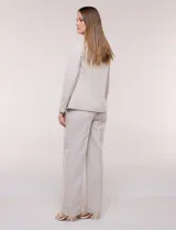Blazer de sastre entallado color gris claro, con solapa de muesca clásica, cierre frontal de un solo botón y bolsillos frontales de vivo horizontales.