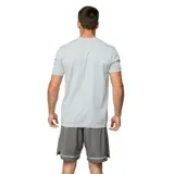 Remera deportiva Umbro de manga corta y cuello redondo, color celeste, con el logo de la marca estampado en contraste en el pecho.